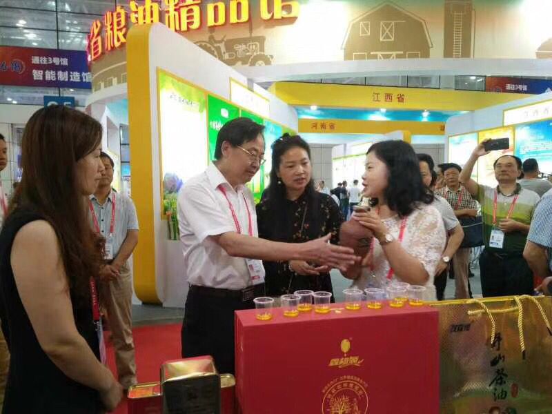 國家糧食儲(chǔ)備總局劉局長在展會(huì)現(xiàn)場(chǎng)觀看公司產(chǎn)品 湖北有機(jī)山茶油